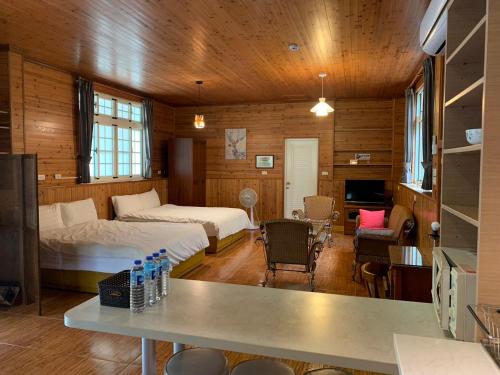 魚池鄉的住宿－日月潭旅人小屋，一间设有两张床和一张桌子的房间
