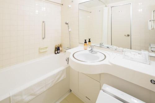 Ένα μπάνιο στο Art Hotel Ishigakijima