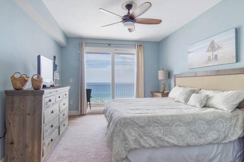 1 dormitorio con 1 cama y ventilador de techo en Laketown Wharf 1226 -2BD+Bunks, Amazing Gulf Views, en Panama City Beach