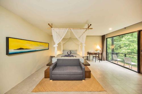 En eller flere senger på et rom på SriLanta Resort and Spa