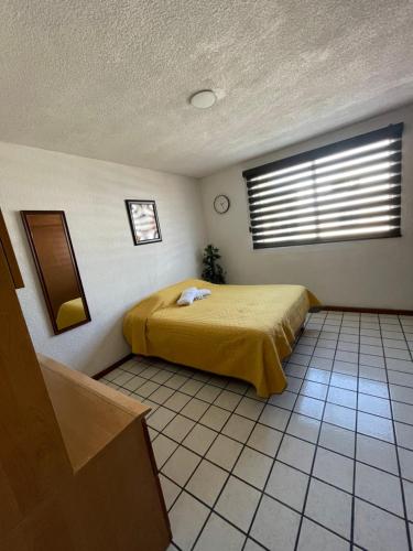 1 dormitorio con 1 cama en una habitación con ventana en Departamento amplio céntrico, en Irapuato