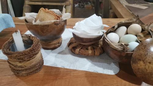 a group of eggs in baskets on a table at Centro Arte Terapéutico San Isidro Glamping in San Isidro