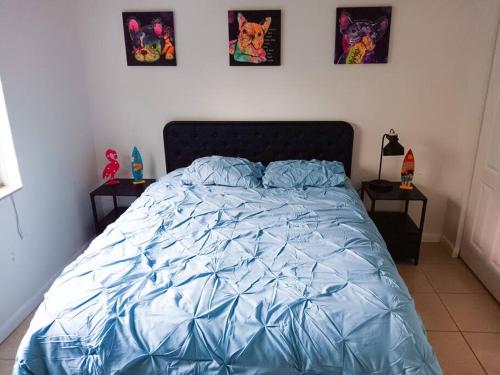 1 cama con edredón azul en un dormitorio en Welcome to Miami ONE BEDROOM FOR RENT UNA HABITACION EN RENTA en Miami