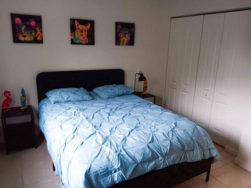 1 dormitorio con 1 cama con edredón azul en Welcome to Miami ONE BEDROOM FOR RENT UNA HABITACION EN RENTA en Miami