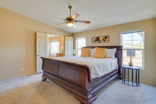 Un dormitorio con una cama y un ventilador de techo. en Tucson Home 11 Mi to Saguaro National Park!, en Tucson