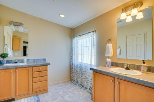 een badkamer met een wastafel en een spiegel bij Tucson Home 11 Mi to Saguaro National Park! in Tucson