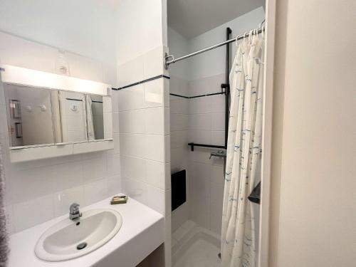 une salle de bain blanche avec un lavabo et une douche dans l'établissement Magnifique appartement en front de mer avec parking et Wi-Fi à Granville - FR-1-361-516, à Granville