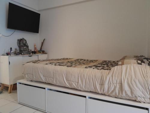 - un lit installé au-dessus d'une commode dans une chambre dans l'établissement Departamento centro Mar del Plata-1 cuadra del mar- monoambiente-balcón calle., à Mar del Plata