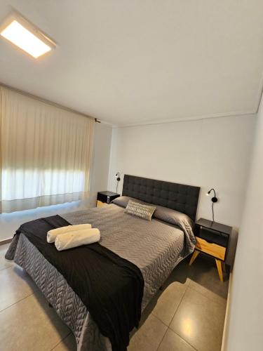een slaapkamer met 2 bedden en een raam bij HOUSING CORDOBA - Laprida 2 in Cordoba