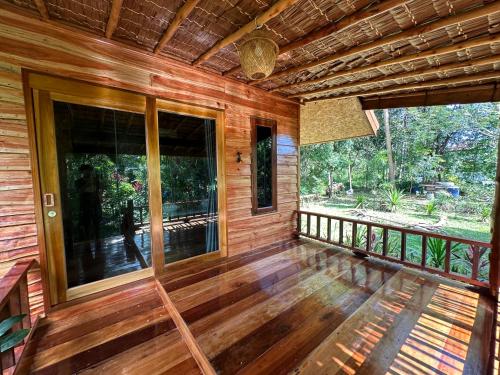 Imagen de la galería de Koh Jum Bungalow & Hostel, en Ko Jum