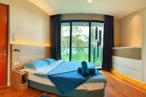 sypialnia z łóżkiem i dużym oknem w obiekcie EasyStay Home 2-4pax @Geo38 Genting No Deposit No Queue w mieście Genting Highlands