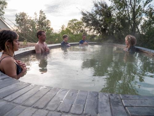 um grupo de pessoas em pé em uma banheira de hidromassagem em Metung Hot Springs em Metung