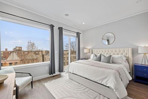 sypialnia z dużym łóżkiem i dużym oknem w obiekcie Luxury DC Penthouse w/ Private Rooftop! (Chapin 4) w Waszyngtonie