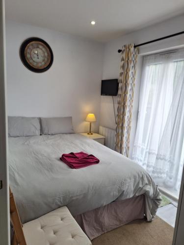 um quarto com uma cama com uma camisa vermelha em Deluxe Single room only for one adult em Northolt