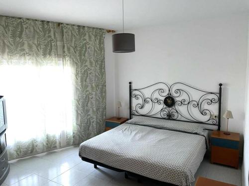 1 dormitorio con cama y ventana en Casa Sant Pere Pescador, 3 dormitorios, 6 personas - ES-89-89, en Sant Pere Pescador