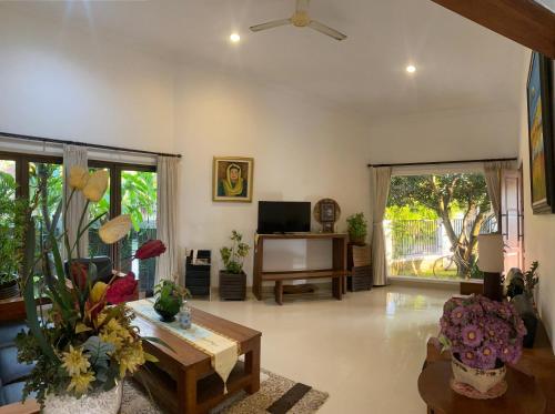 Μια τηλεόραση ή/και κέντρο ψυχαγωγίας στο Omahku Minggiran by Sampai Coliving