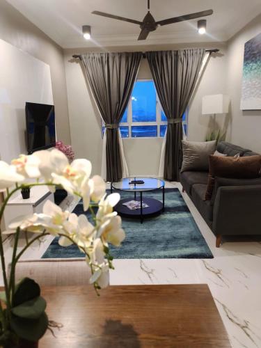un soggiorno con divano e tavolo di Mimpi D View Homestay a Kuala Terengganu