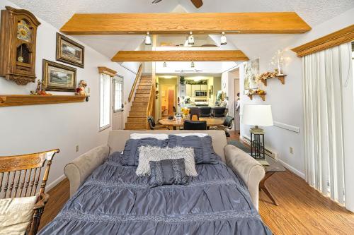 1 dormitorio con 1 cama y sala de estar en Sun & Snow Escape: Ski/Golf Condo at Peek & Peak en Clymer