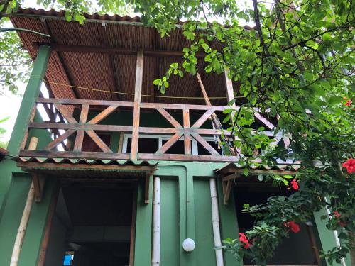 a tree house with a balcony on top of it at El Marabu Chill'n Surf in Aposentillo