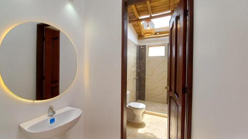 巴里查拉的住宿－CASA CAMPESTRE VILLA COVA Da IRIA BARICHARA，一间带水槽和镜子的浴室