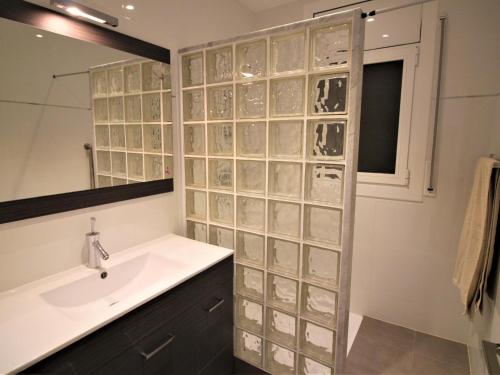 ein Badezimmer mit einem Waschbecken und einer Glaswand in der Unterkunft Apartamento Roses, 3 dormitorios, 8 personas - ES-258-44 in Roses