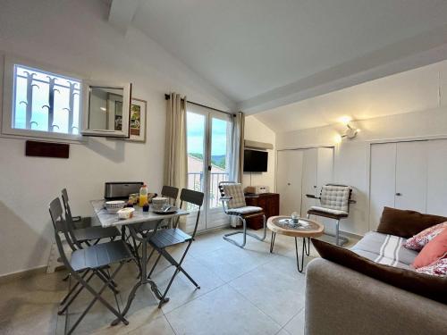 un salon avec un canapé, une table et des chaises dans l'établissement Sainte-Maxime: Appart T2 lumineux, 3-4 pers, parking privatif - FR-1-226-530, à Sainte-Maxime