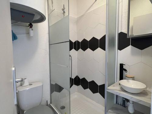 une petite salle de bain avec toilettes et lavabo dans l'établissement Appartement rénové 1 chambre + cabine, parking privé, à 400m de la plage - FR-1-81-601, à Port-Leucate