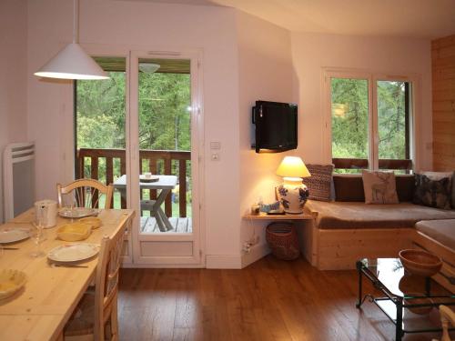 un salon avec un canapé et une table dans l'établissement Joli duplex 7 pers aux Orres 1650 avec balcon et cuisine équipée - FR-1-322-537, aux Orres