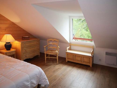 une chambre avec un lit, un bureau et une chaise dans l'établissement Joli duplex 7 pers aux Orres 1650 avec balcon et cuisine équipée - FR-1-322-537, aux Orres