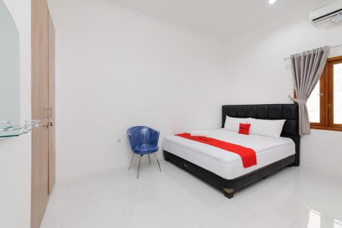 Postel nebo postele na pokoji v ubytování RedDoorz Syariah @ Sakura Hotel Duren Sawit