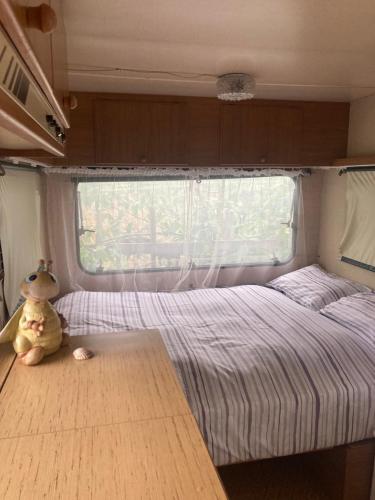 um quarto com uma cama num trailer em Home Shanti, relax tra i ciliegi em Crespellano