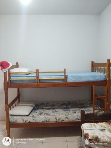 2 Etagenbetten in einem Zimmer in der Unterkunft Casa amarela cantinho de lazer in Ilha Comprida