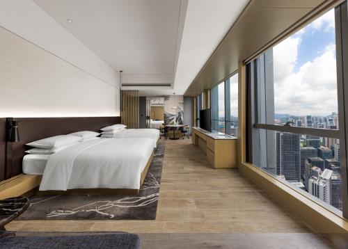 Renaissance Shenzhen Bay Hotel في شنجن: غرفة فندقية بسريرين ونافذة كبيرة