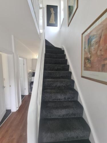 Φωτογραφία από το άλμπουμ του L & J ESCAPES-4 BEDROOMs SUITABLE FOR CONTRACTORS AND FAMILIES- LARGE PRIVATE PARKING-10 MINUTES TO M6 JUNCTION 9 σε Coseley