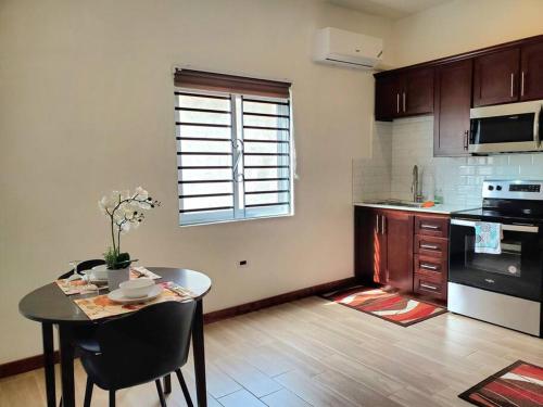 Dapur atau dapur kecil di 'The Solace' New Luxury Modern 1Bed 1Bath Apt.