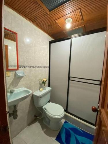 een badkamer met een toilet en een wastafel bij CrisKa House in Salento