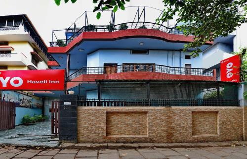 un edificio alto azul con balcones rojos. en Super OYO Hotel Haveli Inn1 en Varanasi