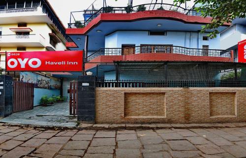 un edificio con una señal roja en el costado. en Super OYO Hotel Haveli Inn1 en Varanasi