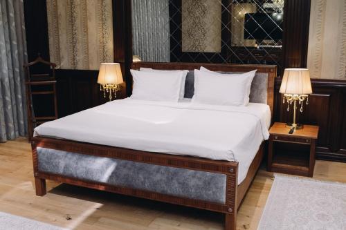 Ένα ή περισσότερα κρεβάτια σε δωμάτιο στο ROYAL RESIDENCE