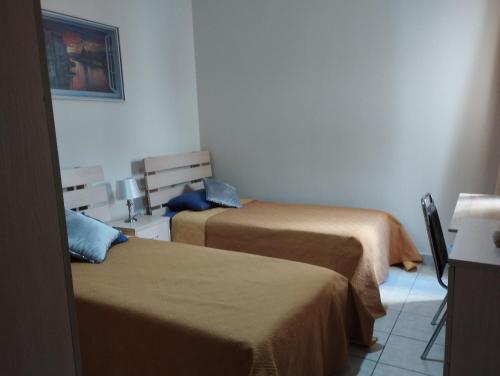 - une chambre avec 2 lits dans l'établissement Perfect tourist accommodation in Bugibba square!, à San Pawl il-Baħar