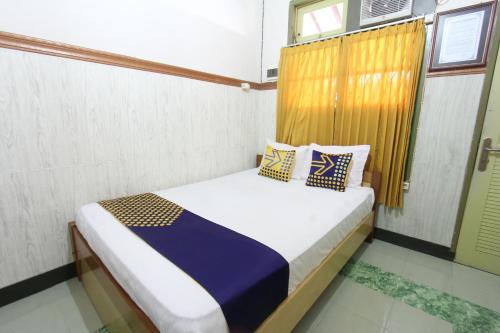 um pequeno quarto com uma cama num quarto em OYO Life 93247 Pondok Pariwisata em Mataram