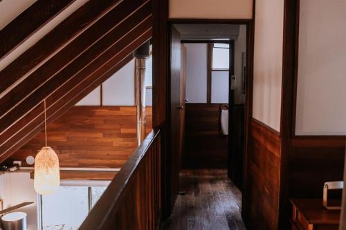 Forest Grove的住宿－Cottage 1 - The Row，走廊上设有木墙和楼梯