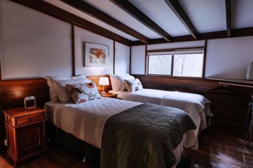 Forest Grove的住宿－Cottage 1 - The Row，一间带两张床的卧室和一台电视