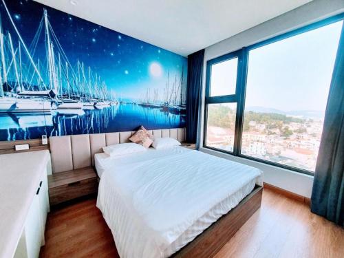 1 dormitorio con 1 cama grande y un mural de un puerto en Luxury Homestay Hạ Long, en Ha Long
