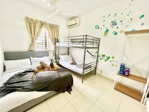 1 dormitorio con 2 literas en una habitación en O3 1-12Pax Cozy Home Setia Alam SCCC TV&WiFi Pool, en Shah Alam