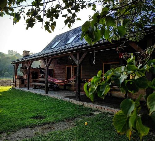 Casa con techo solar y hamaca al aire libre en Bieszczadzka Sielanka en Wojtkowa