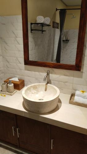 Ένα μπάνιο στο D'Natha Villa Ubud