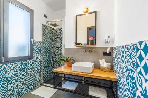 uma casa de banho com um lavatório e um espelho em BB OgliastRoom em Tortolì
