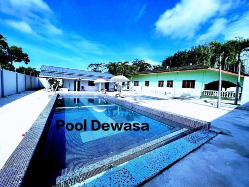 a swimming pool in front of a building at Dream Villa Homestay Kuala Nerang in Kuala Nerang