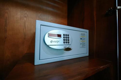 a microwave with a toaster on top of a table at Hotel Devaragam by K P Namboodiri's in Guruvāyūr